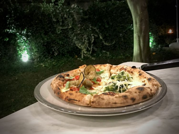 Nerano in collina: invece del caciocavallo, una fonduta di Grana Padano e pecorino romano; invece delle zucchine, le melanzane "bruciate" in forno. Poi scamorza affumicata, cumino, olio all'aglio, chips di melanzana, datterino, basilico, origano...
