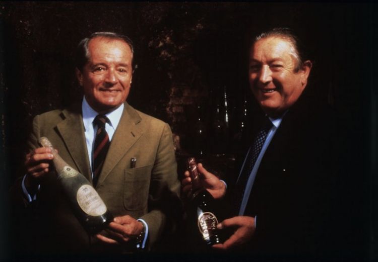 Guido Berlucchi e Franco Ziliani posano con le loro bottiglie, un sodalizio nato nel 1955 in Franciacorta
