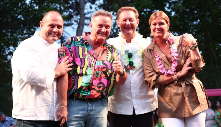 Fratelli e sorelle Cerea sul palco della Tropical night alla Cantalupa. Da sinistra, Bobo, Francesco, Chicco e Rossella
