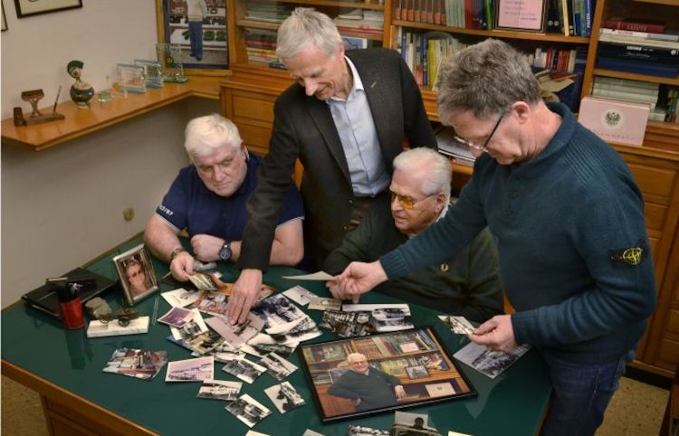 Da sinistra, Gianni, Piero e Carlo i tre figli del presidente Giulio, con loro nella foto 
