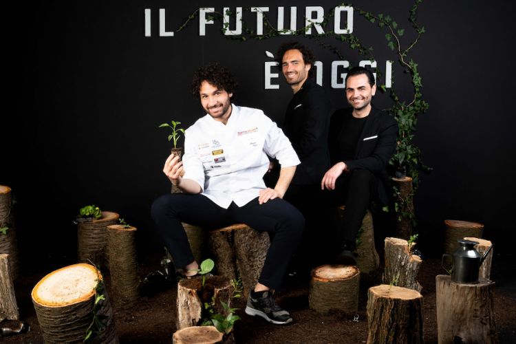 I fratelli Izzo, Maicol, Emanuele e Valerio, lo chef, il sommelier e l'amministratore, a Identità Golose 2022. Foto Brambilla - Serrani
