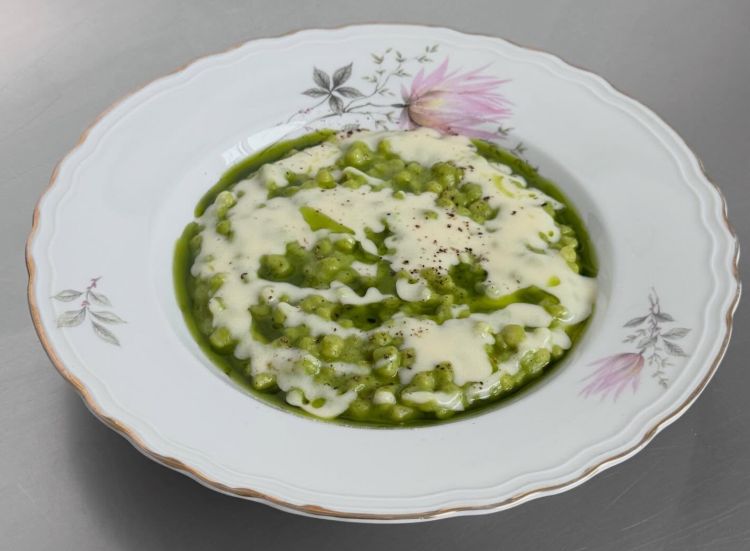 Fregola con zucchine, crema di basilico, fonduta di parmigiano e pepe nero