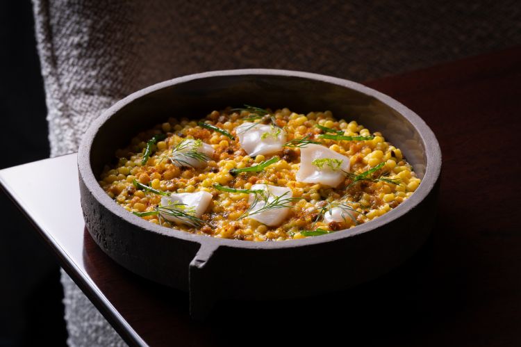 Fregola sarda con salsa allo zafferano, carpaccio di capasanta, salicornia e bottarga