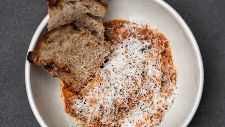 Fregola, ragù di montone e 'nduja, fiore sardo affumicato e bergamotto
