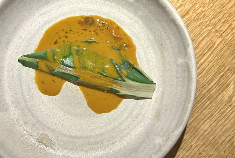 Fregula XOrma: fregula cotta in fondo d’anatra, bietola dell'orto di Ardea, mole verde (ortaggi a foglia dell’orto e tomatillo messo in conserva lo scorso anno), salsa XO (nata negli anni Ottanta a Hong kong, l'originale è con capesante secche “conpoy”, gamberi secchi, prosciutto, peperoncini, aglio e cipolla, qui in versione maison con ricci galiziani crudi)