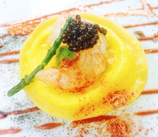 Bottoni di ricotta di capra e limone di Sorrento, gamberi rossi agli agrumi, salicornia, caviale e salsa di coralli
