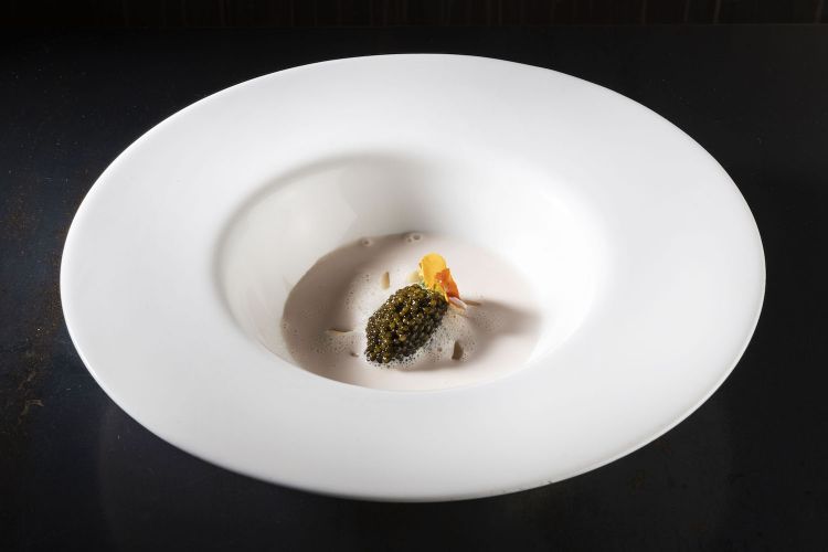 Brodo di mandorle fresche e caviale
