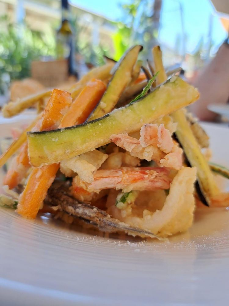 Fritto di crostacei, paranza e calamari con verdure fritte