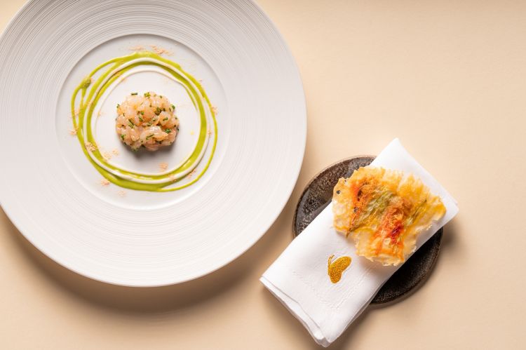 Fritto di fiori di zucchina e gamberi rosa
