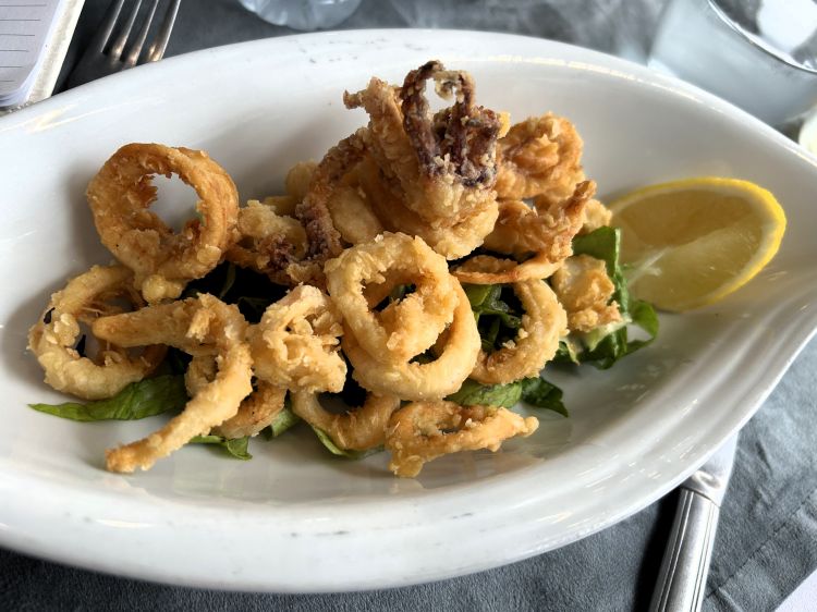 Qualità della materia prima: ogni piatto è costruito sulla spesa quotidiana. E ogni mattina alle 8 c'è la telefonata con la pescheria di fiducia per sapere cosa è... caduto in rete. Anche da una semplice Frittura di calamari ti accorgi quanto il "fresco" faccia la differenza
