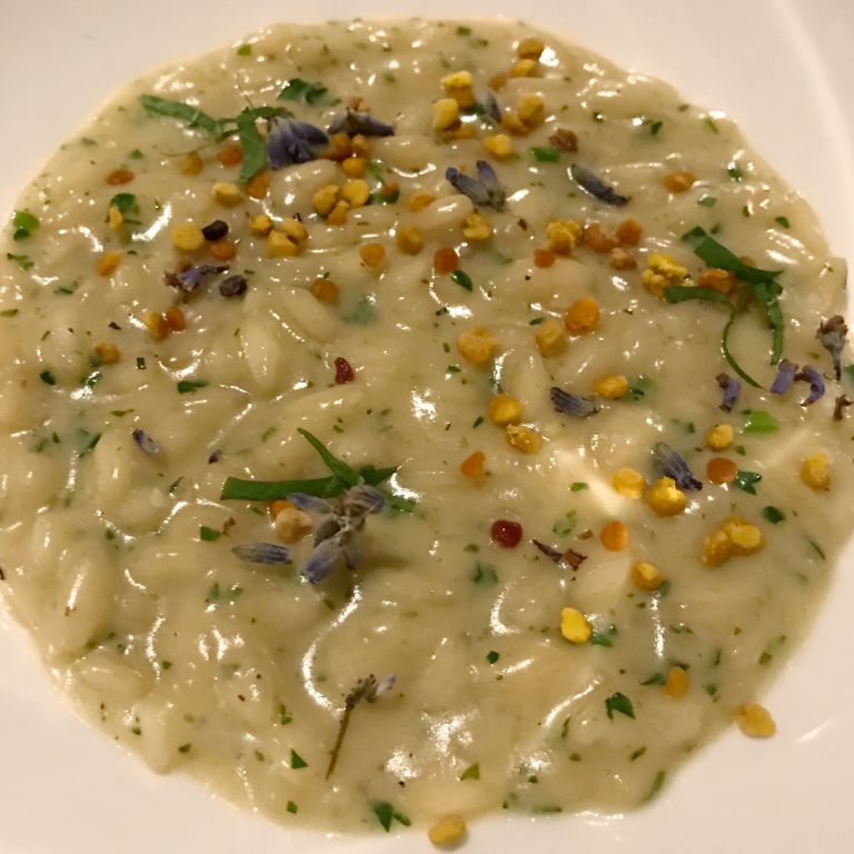 Risotto di campo, con Robiola di Roccaverano, erbe fresche e polline di fiori affumicato al fieno
