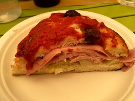 E DOPO L'ANTIPASTONE... Focaccia rossa, mortadella e carciofini sott'olio, uno dei panini (tutti a 6 euro) in carta Da Panino
