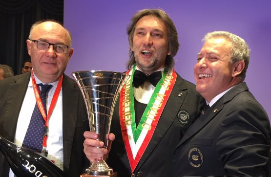 Maurizio Dante Filippi primo classificato al Concorso Miglior Sommelier d’Italia - Premio Trentodoc. E' premiato da Enrico Zanoni, a sinistra, e Antonello Maietta, a destra