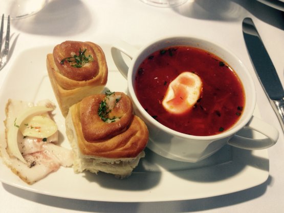 INTERLUDE. Between one lesson and the other, borsch, the national Ukrainian dish. Next to it, the bread to be abundantly soaked in the beetroot and cabbage soup