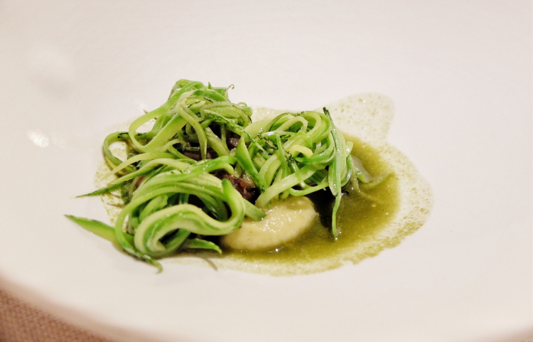 Lumache con prezzemolo, limone, zucchine e cicoria
