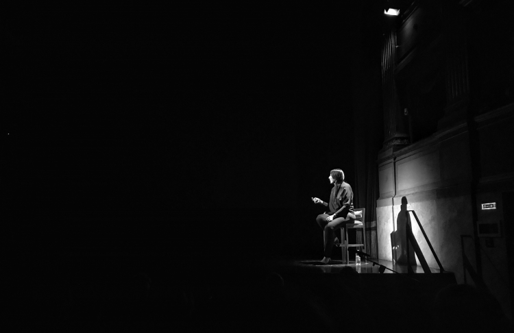 Marina Abramović durante l'incontro pubblico