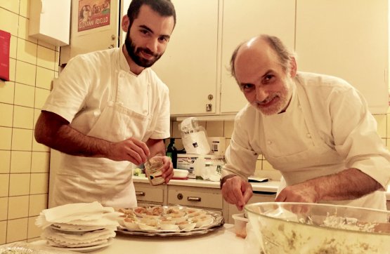 Con il figlio Francesco, mentre prepara piccoli assaggi di Pesche sciroppate con cuturro di grano duro al pistacchio di Bronte e marmellata di arance all'Istituto Italiano della Cultura 
