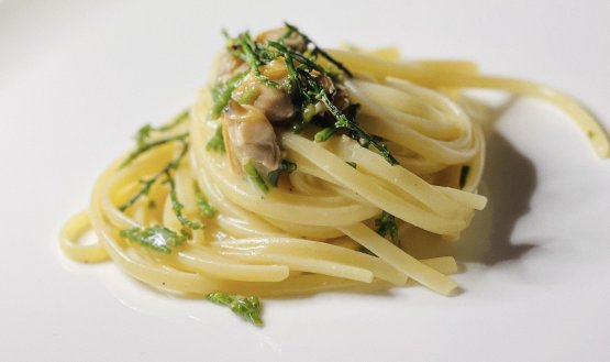 Le linguine con asparagi di mare, vongole e olio essenziale al limone
