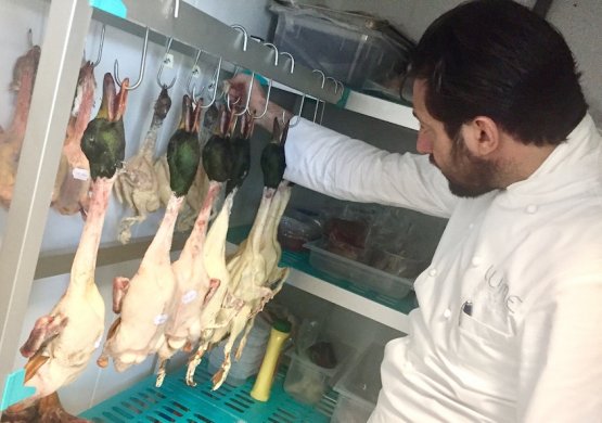 Luigi Taglienti nella cella delle frollature. Tutta la selvaggina in carta al Lume è frollata al ristorante. Nella foto, i germani reali che ora il cuoco prepara arrosto accanto a un nido di pappardelle al tartufo nero
