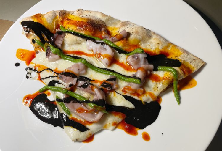 Pizza fiordilatte, moscardino 50gradi, pralinato al pomodoro, salsa verde e salsa al nero 
