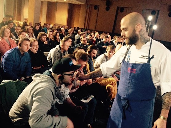 Eugenio Roncoroni (Al Mercato, Milano) offre alla platea ucraina gli effluvi della salsa di pesce
