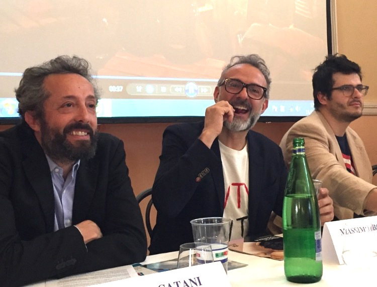 Massimo Bottura a couple of days ago in Milan, between the director of the Al Mèni market Carlo Catani and Enrico Vignoli, coordinator of the event and secretary of Chef to Chef Emilia Romagna
