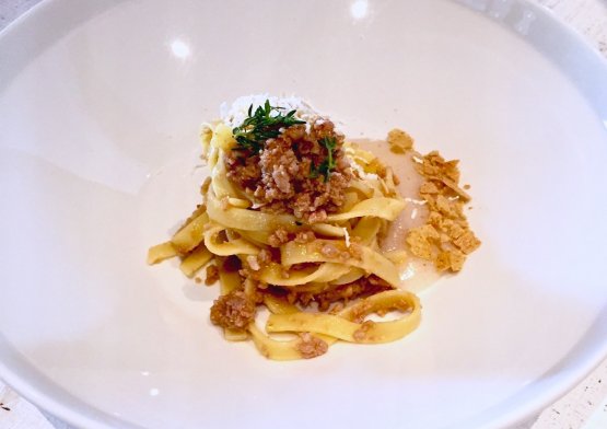 Tagliatelle Felicetti con ragù di capretto e crema di polenta bianca, il piatto realizzato da Gaspari per Identità di Pasta