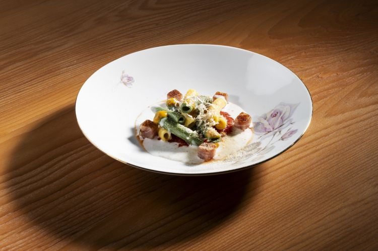 Maccheroncini al fumè, ventresca di tonno, olivello spinoso, grattata di spina di rombo lyo affumicata e pecorino