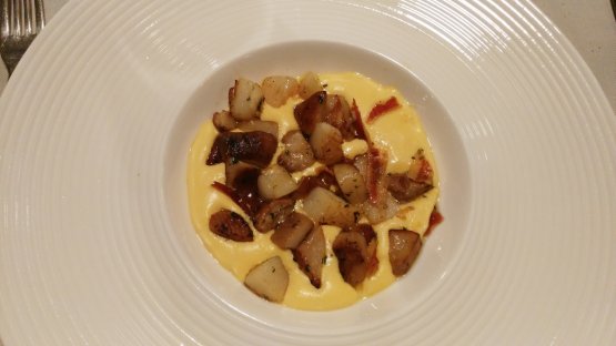Padellata di capesante e porcini al ginepro su spuma di mais con bacon croccante, di Dionigi Colombo, chef del ristorante dell'Hotel Camana Veglia di Livigno