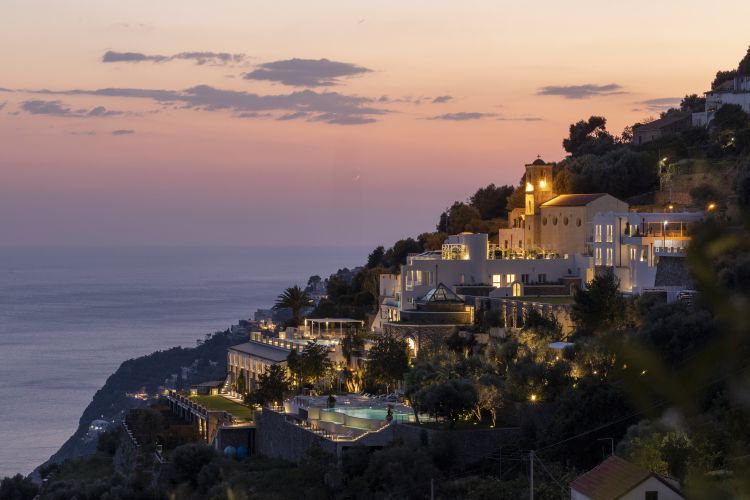 La suggestiva immagine di Furore Grand Hotel illum