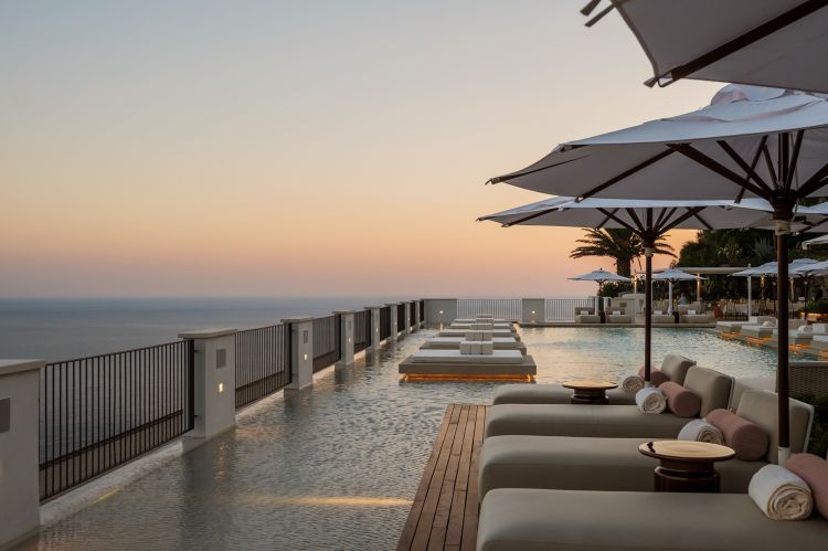 La piscina princiale dell'hotel alle luci del tramonto, un punto panoramico privilegiato per ammirare l'incantevole paesaggio