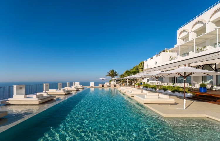 La piscina principale è caratterizzata da un'ampia area che ospita anche il cocktail bar