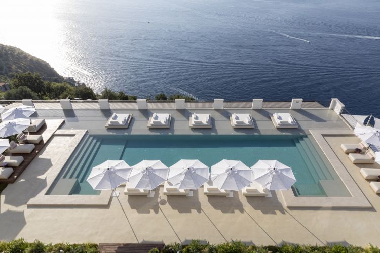 La piscina principale dell'hotel, vista dall'alto