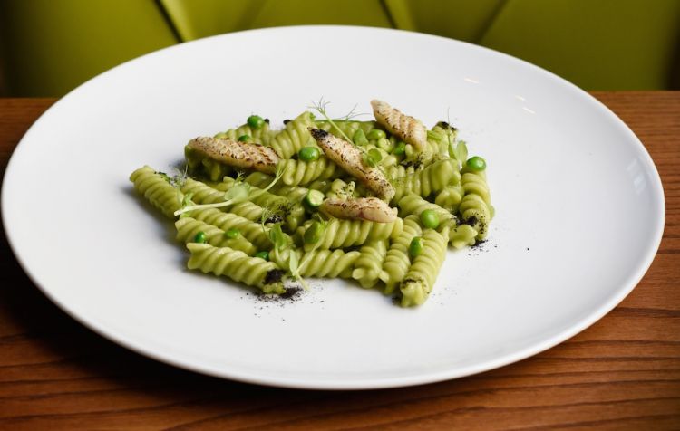 Fusilli, piselli e anguilla affumicata
