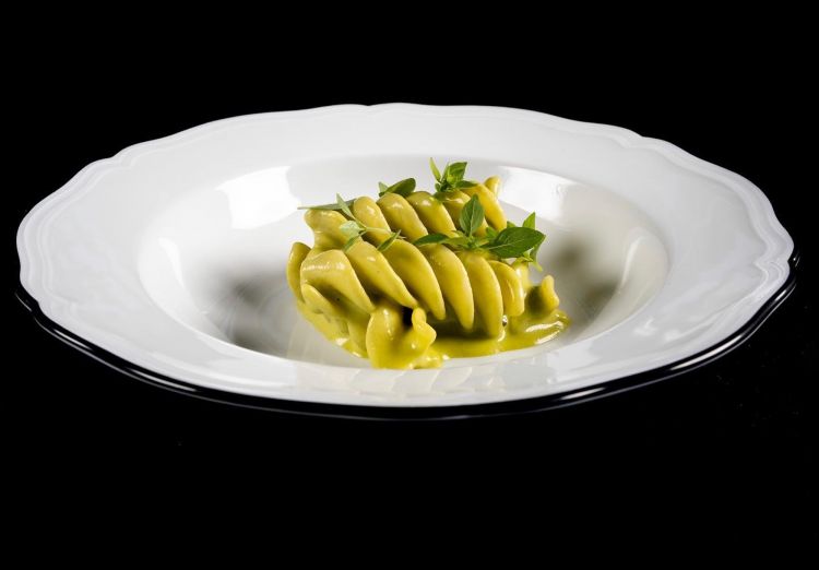 Fusilloni tiepidi cotti 84 ore, mandorle, capperi e limone
