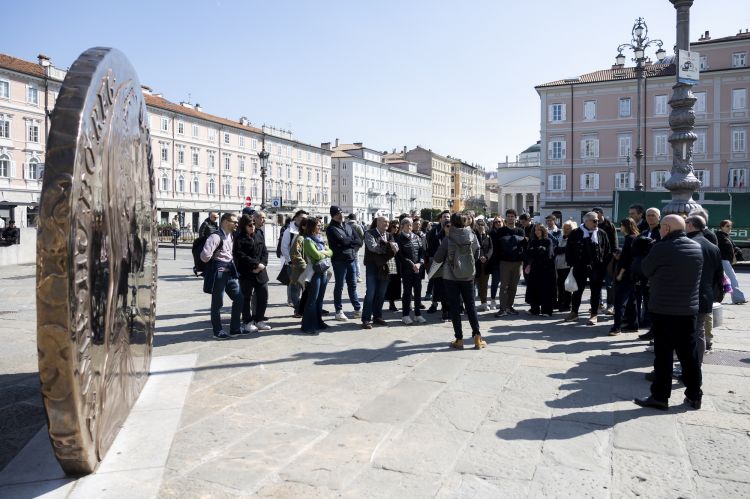 Gli Ambasciatori del Gusto a zonzo per Trieste. I&nbsp;partecipanti a Futura 2026 hanno avuto l&rsquo;opportunit&agrave; di visitare la citt&agrave;, scoprendone la storia, l&rsquo;architettura e le influenze culturali che la rendono luogo di confine e crocevia di tradizioni gastronomiche. L&rsquo;esperienza ha unito approfondimento culturale e stimolo creativo, offrendo spunti per riflettere sul legame tra territorio e cucina. Poi, a Futura 2026 &egrave;&nbsp;intervenuto anche il governatore del Friuli-Venezia Giulia, Massimiliano Fedriga,&nbsp;che ha rimarcato la forza della cooperazione in un settore spesso segnato dall&rsquo;individualismo, evidenziando come la pluralit&agrave; culturale italiana sia &laquo;una straordinaria ricchezza da
valorizzare&raquo;. Trieste, in ci&ograve;, &egrave; stata indicata come simbolo di tale identit&agrave; plurale
