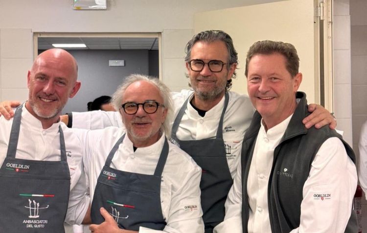 La cena di gala di Futura 2026, un momento di celebrazione e convivialit&agrave;, ha visto ai fornelli alcuni dei fondatori dell&rsquo;associazione, tra nomi altamente rappresentativi della cucina italiana: da sinistra Lele Usai, Marco Sacco, Carlo Cracco e Chicco Cerea
