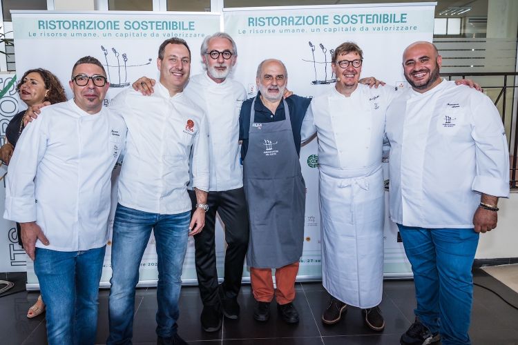 Foto di gruppo degli Ambasciatori del Gusto protagonisti del convegno di Messina: da sinistra Rosario Umbriaco, Luca Miuccio, Pasquale Caliri, Corrado Assenza, il presidente Alessandro Gilmozzi e Francesco Arena
