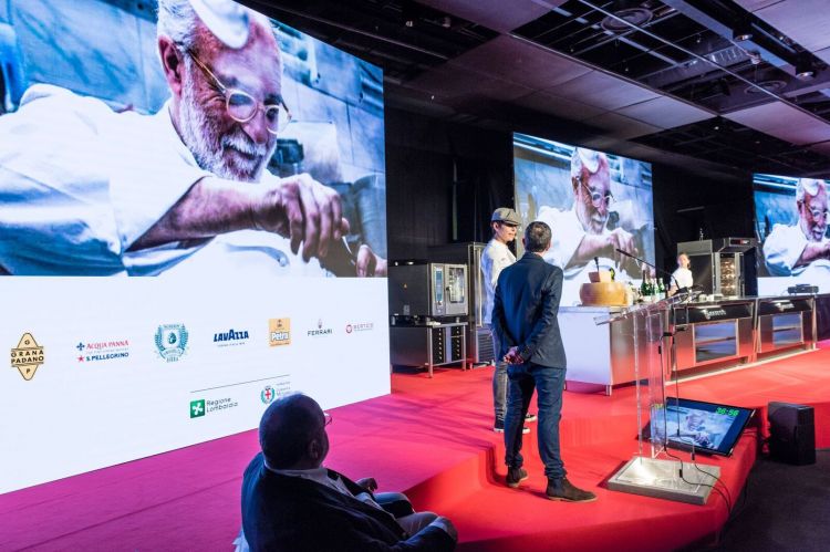 L'omaggio a Luciano Zazzeri (1956-2019), chef della Pineta di Bibbona (Livorno), in apertura della lezione di Crenn
