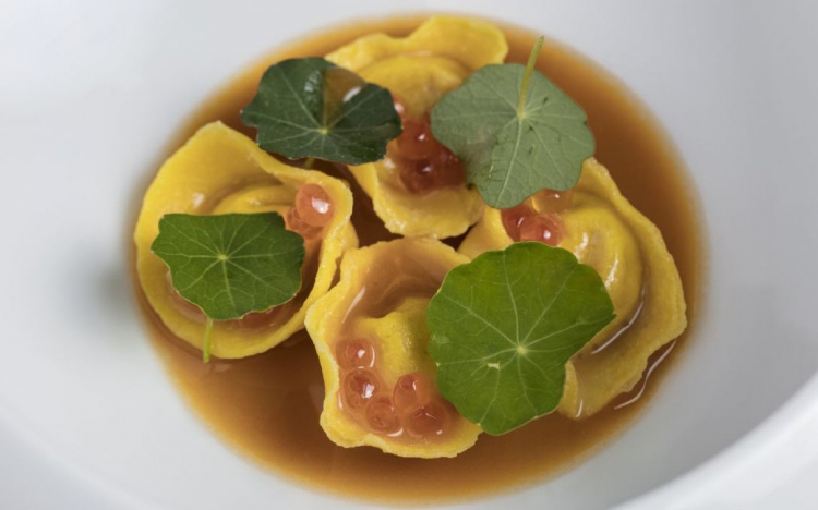 Ravioli, trippa, dashi di astice, uova di salmone selvaggio
