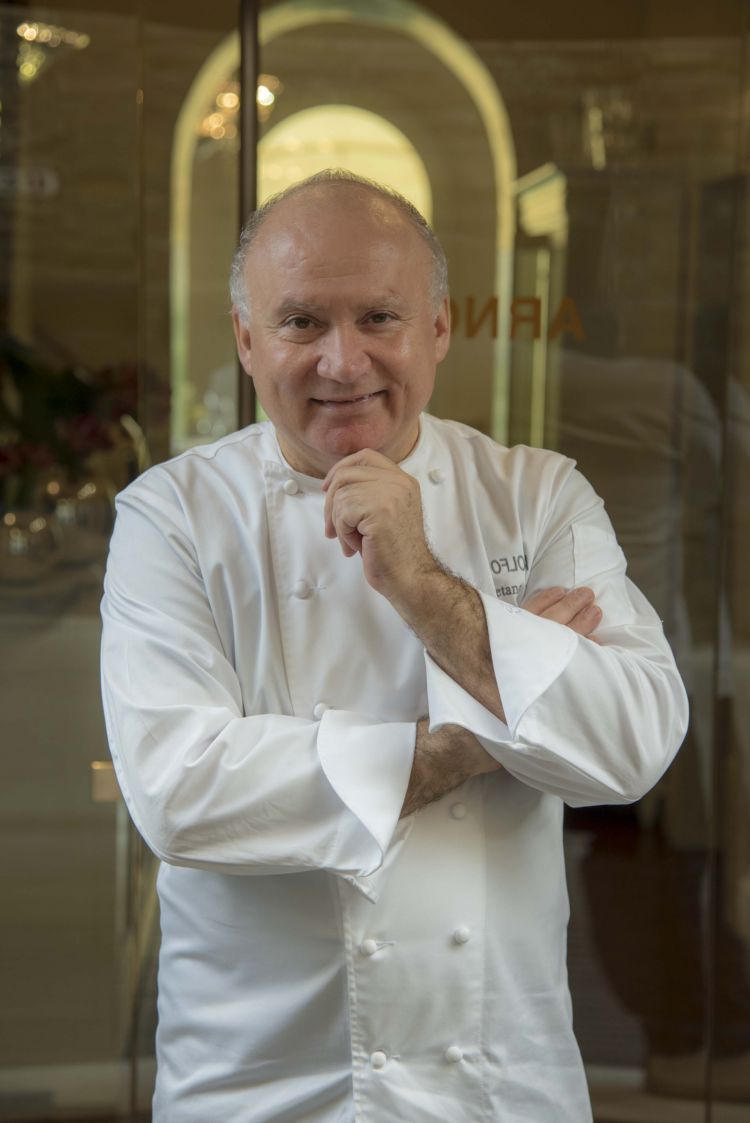 Classe 1960, siciliano di nascita, toscano d'adozione Gaetano Trovato è lo chef del ristorante Arnolfo, due stelle Michelin, a Colle di Val d'Elsa, in provincia di Siena
