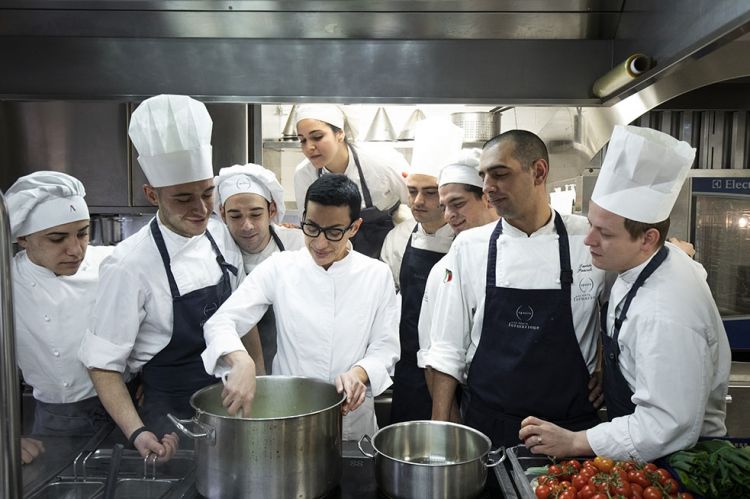 La chef Gaia Giordano con la sua brigata (tutte le foto sono di Matteo Carassale)