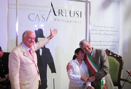 Margarita "Gaita" Forés all'inaugurazione di Casa Artusi Philippines, abbracciata dal sindaco di Forlimpopoli, Paolo Zoffoli, mentre l'ambasciatore italiano Luca Fornari esulta. Era il giugno 2012, Casa Artusi Philippines ha iniziato le proprie attività nel gennaio 2013
