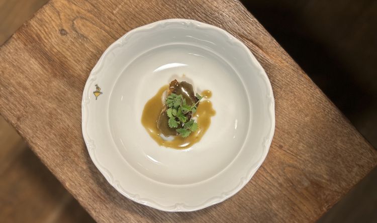 Gallinella, pimpinella, pesto di lardo: la gallinella cotta in brodo di gallinella e servita con fondo di gallinella
