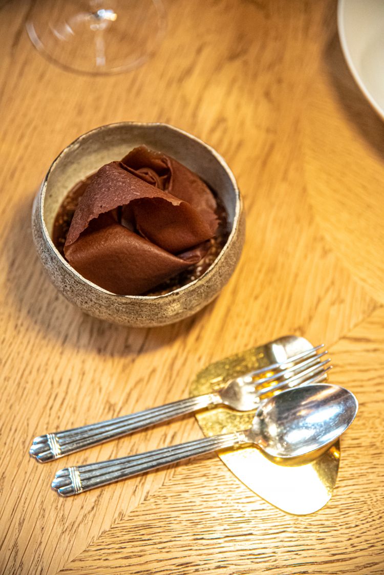 Mousse di cioccolato del Vietnam, grano saraceno e aglio nero fermentato 
