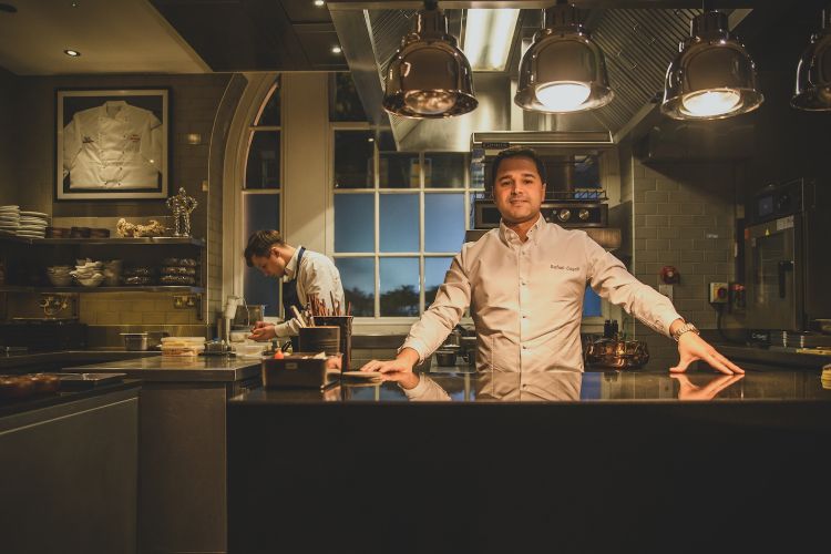 Chef Rafael Cagali al pass. Foto Gaia Menchicchi