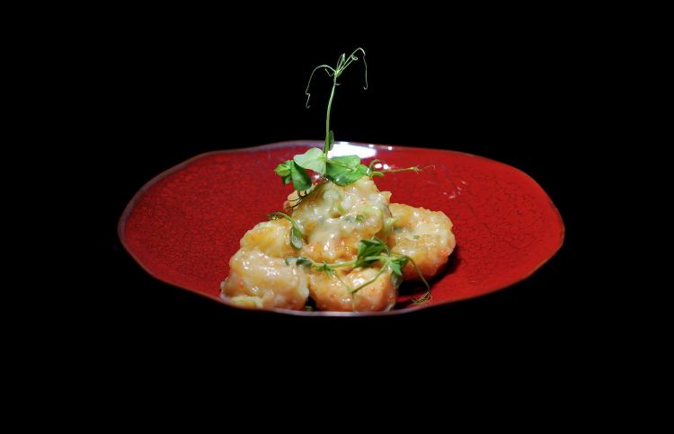Gamberi al wasabi: gamberi fritti avvolti da salsa al wasabi
