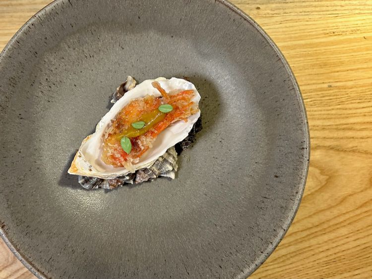 Gamberi in due uscite: la prima è questa Testa di gambero fritta in tempura di farina di riso, chutney di nespole, semi di senape, foglie di pepe sancho