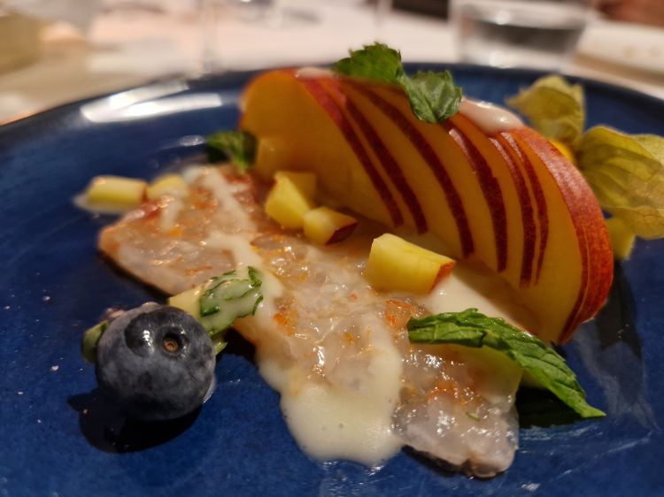 Gambero, noci, pesche, menta