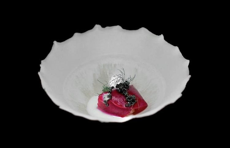Gli appetizer (che arrivano con un poco di lentezza. Il resto del menu invece scorre via veloce) sono Tartufino di acqua di pomodoro, terra al malto e polvere di pesca; Tartelletta di peperone, crema di parmigiano reggiano 30 mesi, sfera di pera e finocchietto selvatico; Cialda di mais al nero di seppia con battuta di cavallo e di tonno rosso marinati, maionese al wasabi; Waffle di cipolla bruciata, yogurt affumicato e caviale di anguilla. Poi il primo piatto, Gambero, rapa rossa e caviale: sfoglia di rapa rossa, umeboshi, battuta di gambero rosso, salsa norvegese al caviale e finocchietto selvatico...
